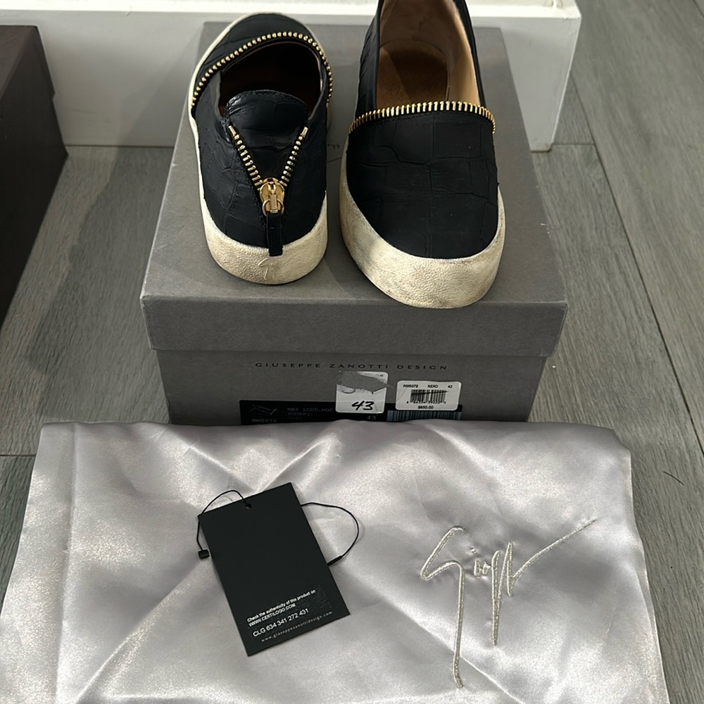 Giuseppe Zanotti men's shoe with box, duster, and authenticity tag. Size 43